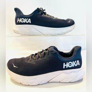 Hoka Arahi 7 men's running shoes in a navy blue and white colorway